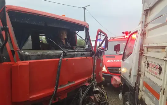 Orhangazi'de Traktör Taşıyan Çekici ile Kamyonet Çarpıştı