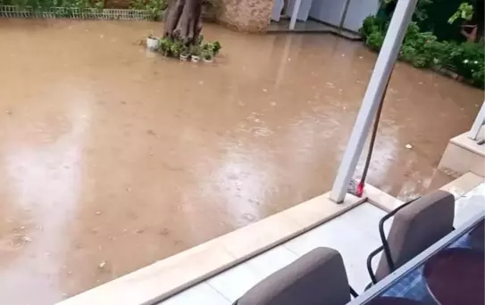 Edremit Körfezi ilçelerinde sağanak yağış sonrası su baskınları