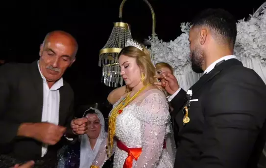 2 gün 2 gece süren aşiret düğününde takı töreninde servet bıraktılar