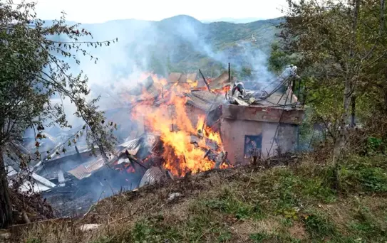 Bozkurt'ta Ahşap Ev Yangını