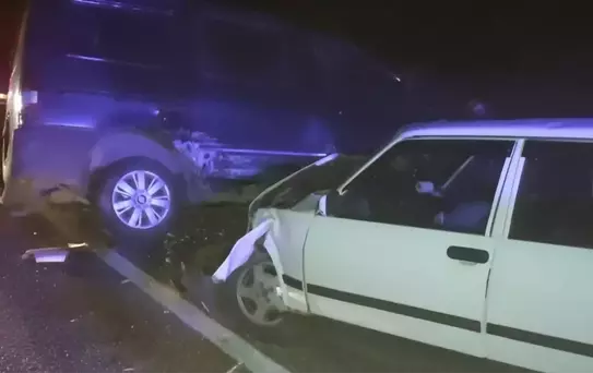 Konya'da Otomobil-Minibüs Çarpıştı: 2 Yaralı
