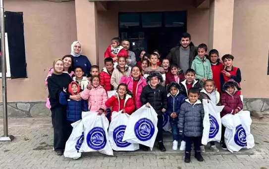 Ağrılılar Derneği'nden Öğrencilere Kış Yardımı