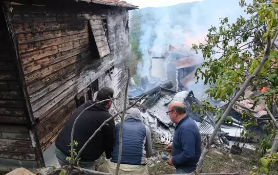 Bozkurt'ta Yangın: 2 Ev Zarar Gördü