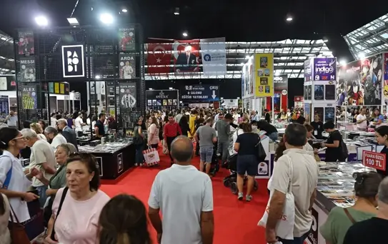 Antalya Kitap Fuarı'nda Livaneli Rüzgarı