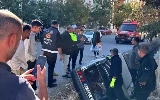Tuşba'da Otomobil Su Kanalına Düştü