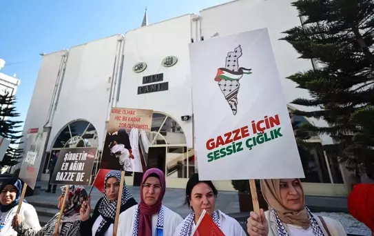 Adana ve çevre illerde AK Parti'li kadınlar Gazze için sessiz insan zinciri oluşturdu
