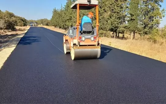 Edirne'de Köy Yollarına Sıcak Asfalt