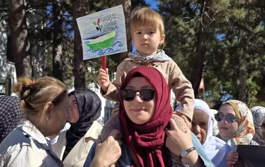 Gazze'de yaşanan zulmün yıl dönümünde sessiz yürüyüşle İsrail protestosu