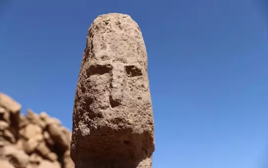 Karahantepe'de İnsan Yüzlü Dikilitaş Bulundu