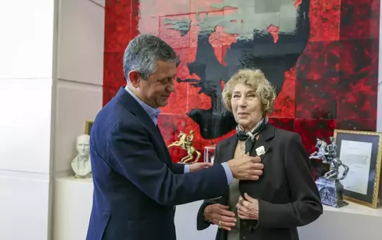 Ayşe Kulin CHP'ye Üye Oldu