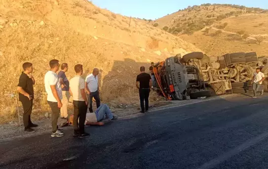 Siirt'te Tır Devrildi, Sürücü Yaralandı