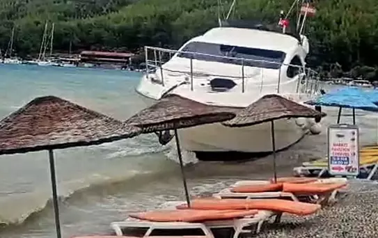Gökova'da Kuvvetli Lodos Motoryatı Karaya Oturttu