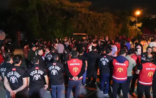 Süper Lig ekibi karıştı! Taraftarlar tesisi bastı 