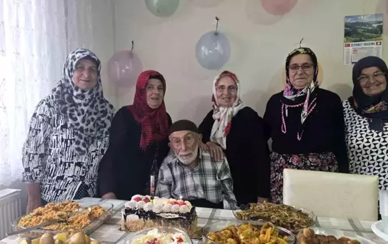 95 Yaşındaki Hasan Dede'ye Esprili Doğum Günü Kutlaması