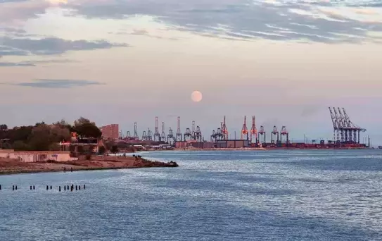 Ambarlı Limanı'nda Dolunay Manzarası