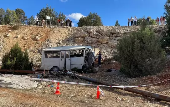 Mersin'de Tarım İşçilerini Taşıyan Minibüs Kaza Yaptı