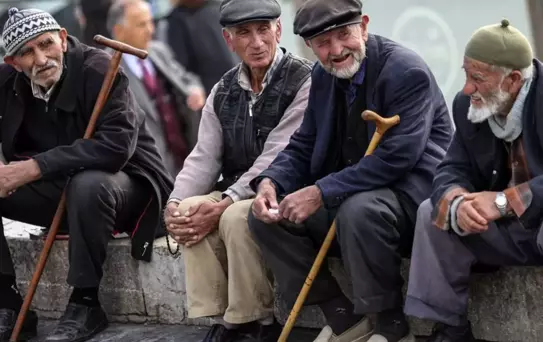 Milyonlarca emekliyi kara kara düşündürecek kararın eli kulağında