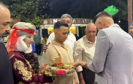 Gelin ve damat farklı ülkelerde nişanlandı