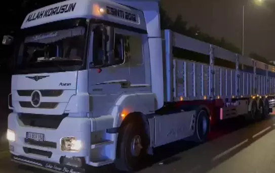 Sultanbeyli'de TIR Kazası: 2 Yaralı