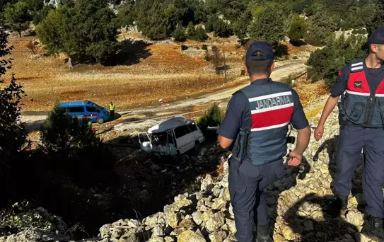 Mersin'de Tarım İşçilerini Taşıyan Minibüs Kaza Yaptı