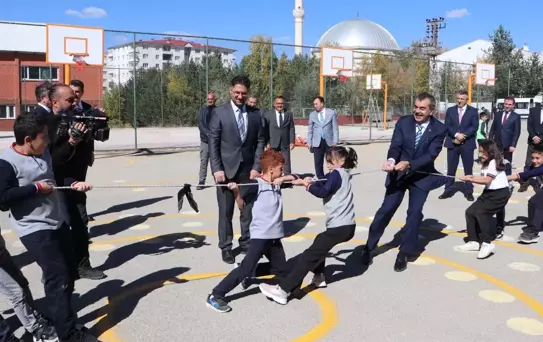Bakan Tekin öğrencilerle yakantop oynayıp halat çekti