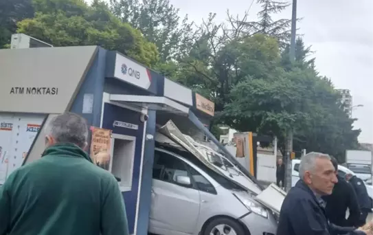 Yağmurda Kontrol Kaybı: Otomobil ATM'ye Girdi