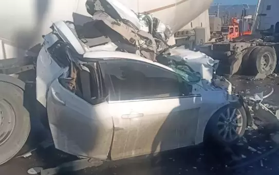 Mersin'de Feci Kaza: Otomobili Tır Ezdi