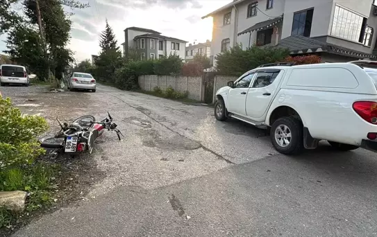 Düzce'de Pikap-Motosiklet Kazası: 2 Yaralı