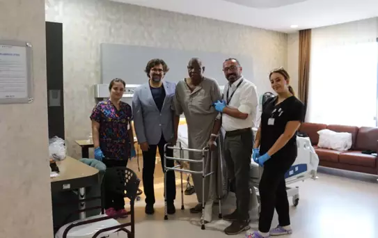 Yalova'da Mucize Ameliyat: 73 Yaşındaki Nijeryalı Hasta Yıllar Sonra Yeniden Yürüdü