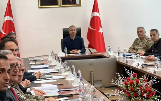 Yerlikaya'dan Hakkari'de Sınır Güvenliği Toplantısı