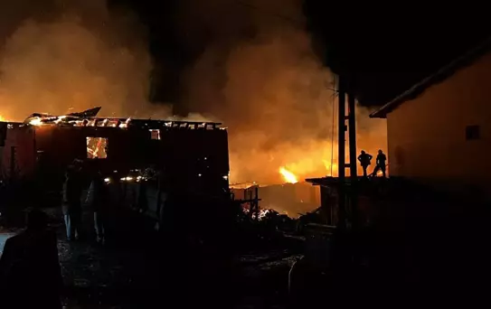 İskilip'te Yangın: 3 Ev Kül Oldu