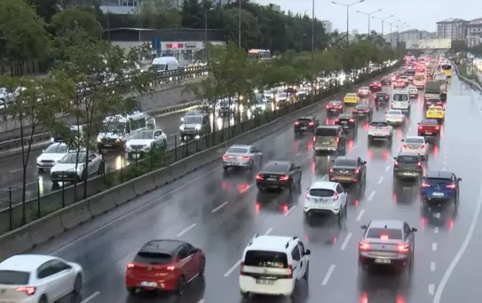 İstanbul'da Yağış Trafiği Felç Etti