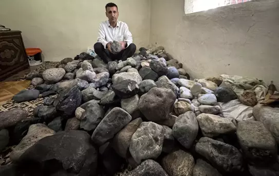 'Boş iş' diyenlere inat yılmadı, yüzlerce taşı evinde biriktirdi! Bakın ne arıyor