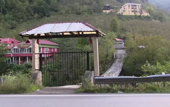 Borçka'da Asma Köprüye Demir Kapı