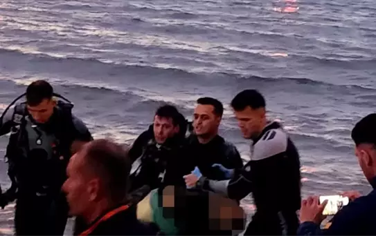 Gelibolu'da batan balıkçı teknesinde arama çalışması