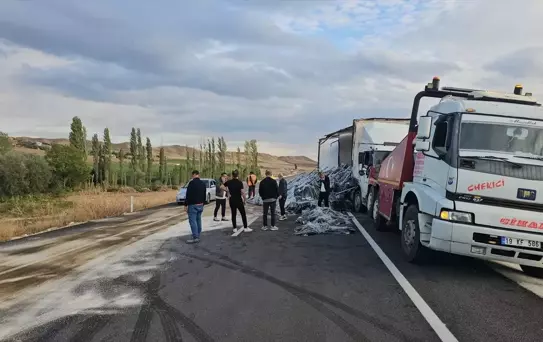 Çorum'da Tekstil Kamyonu Devrildi