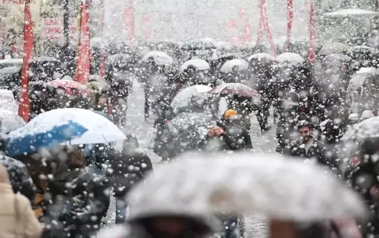 Kar yağışı İstanbul'un yanı başına dayandı! Lapa lapa yağacak
