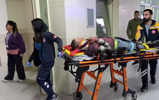 Kozan'da Tarım İşçileri Taşıyan Minibüs Devrildi