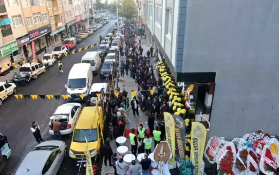 Bin liralık ürünün 100 TL'ye satılması izdihama neden oldu