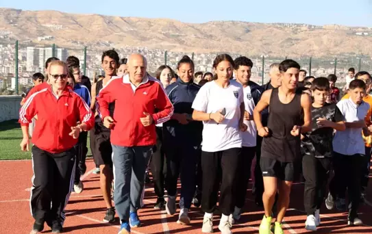 Necdet Ayaz, Elazığ'daki Atletizm Sahasında Koşarak Gurur Duydu