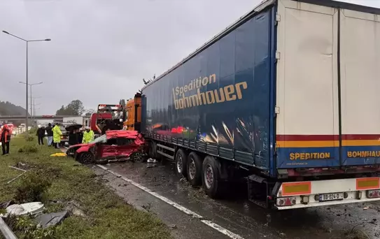 Rize'de Otomobil ve Tır Çarpıştı: 3 Kişi Hayatını Kaybetti