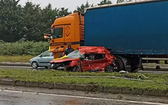 Rize'de Otomobil TIR'a Çarptı: 3 Ölü