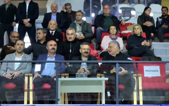 Eskişehir Valisi Hentbol Maçını Tribünden İzledi