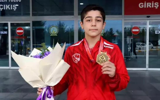 Mehmet Esat Dedeoğlu Balkan Güreş Şampiyonu Oldu