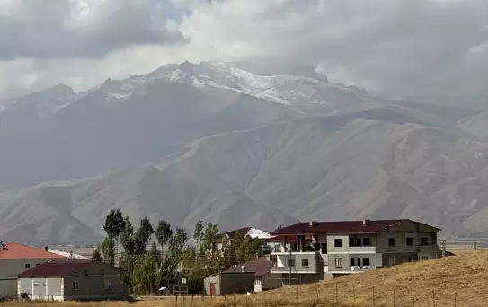 Bitlis ve Hakkari'de Zirvelere Kar Yağdı