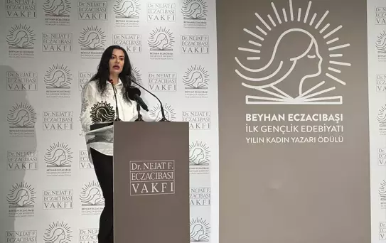 Koray Avcı Çakman'a Yılın Kadın Yazarı Ödülü
