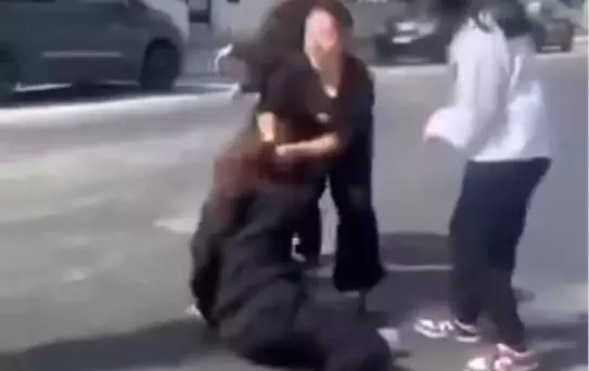 İkisi de çocuk yaşta! Saçlarından tutup yerde sürükledi