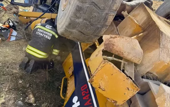 Eskişehir'de İş Makinesi Devrildi, Operatör Yaralandı