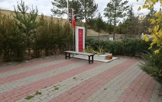 Kalfatlı kadınlar şehit Uhud Kadir Işık'ın kabrinin bakımını yaptı