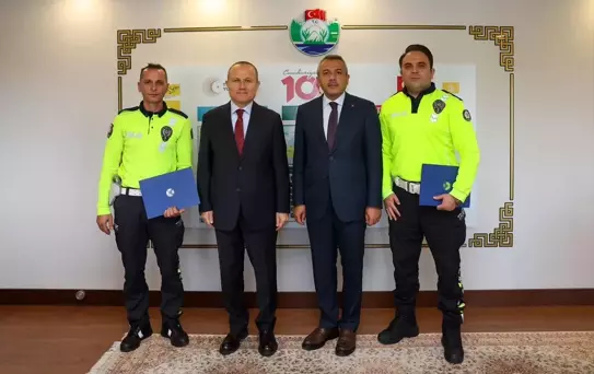Rize Valisi Baydaş'tan tünelde olası kazayı önleyen trafik ekibine başarı belgesi